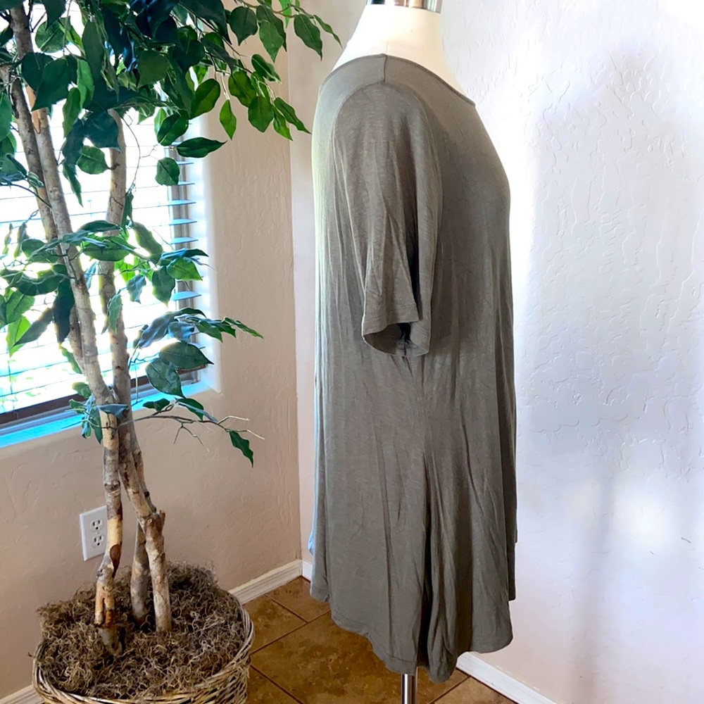 πLOGO by Lori Goldstein Slub Knit Short Sleeve Top with Asymmetric Hem ~ Olive - Picture 2 of 4